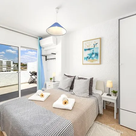 Lägenhet Penthouse Living With Rooftop Terrace & Sea View Quarteira