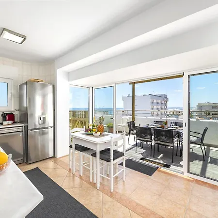 Penthouse Living With Rooftop Terrace & Sea View Apartment *