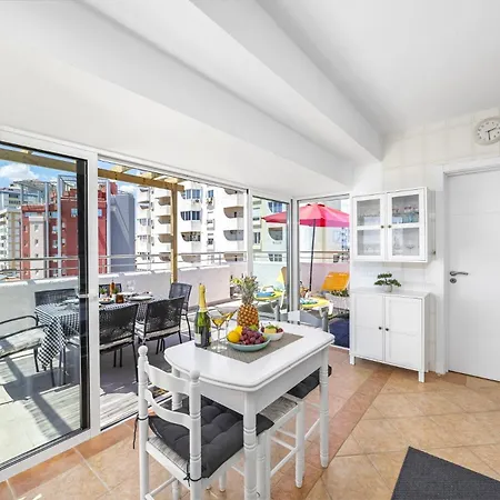 Penthouse Living With Rooftop Terrace & Sea View *