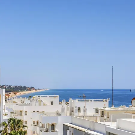 Penthouse Living With Rooftop Terrace & Sea View *