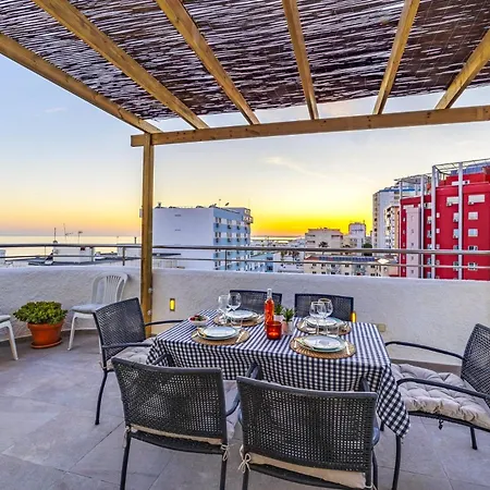 Penthouse Living With Rooftop Terrace & Sea View *