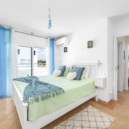 Penthouse Living With Rooftop Terrace & Sea View