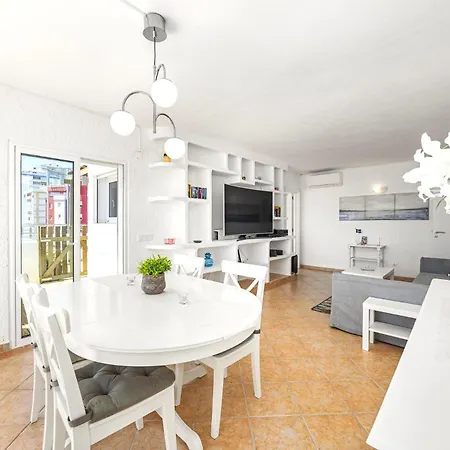 Penthouse Living With Rooftop Terrace & Sea View