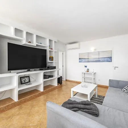 Penthouse Living With Rooftop Terrace & Sea View *